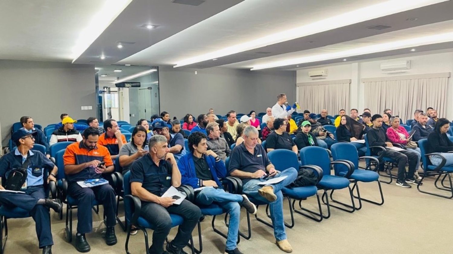 Participantes acompanham aula de recebimento de combustíveis em auditório