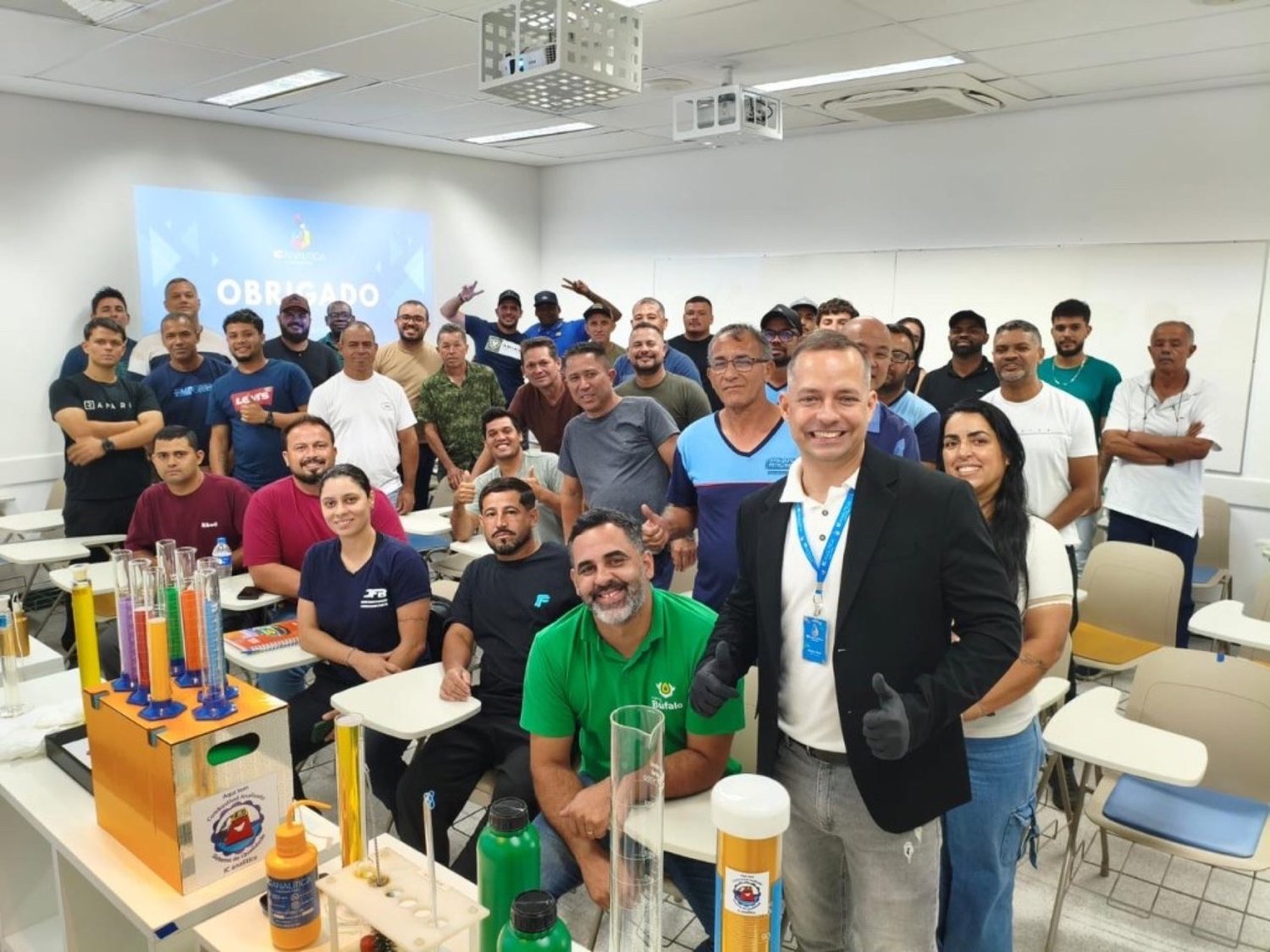Turma ao encerramento de capacitação presencial de recebimento de combustíveis